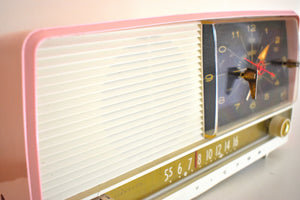パウダーピンク 1956 RCA Victor Model 8-C-7FE 真空管 AM クロック ラジオ 素晴らしい状態のサウンドです。 