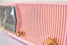 画像をギャラリービューアに読み込む, メルローズ ピンク 1957 RCA Victor 8-C-5E 真空管 AM クロック ラジオ 音が素晴らしい!見た目もスマート！