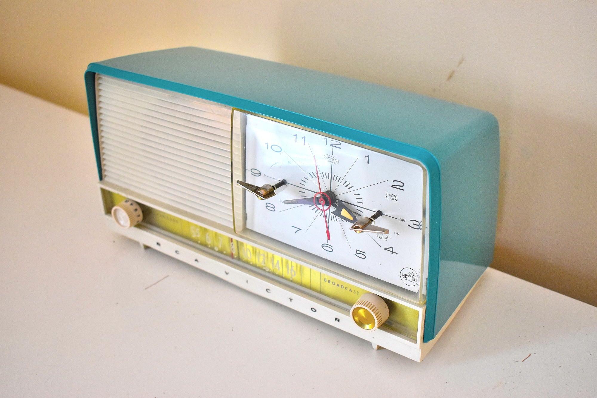 Monterey ターコイズとホワイト 1956 RCA Victor 8-C-7 ヴィンテージ真空管 AM クロック ラジオ Real Looker!