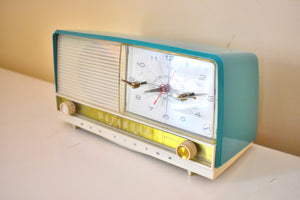 Monterey ターコイズとホワイト 1956 RCA Victor 8-C-7 ヴィンテージ真空管 AM クロック ラジオ Real Looker!