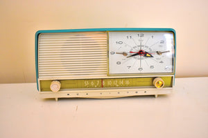 Monterey Turquoise and White 1956 RCA Victor 8-C-7 Vintage Tube AM Clock Radio Real Looker!