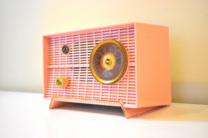Bluetooth 準備完了 - プレシャス ピンク 1957 RCA モデル 8-X-5F "The Lyons" AM 真空管ラジオ 素晴らしい状態で動作します。