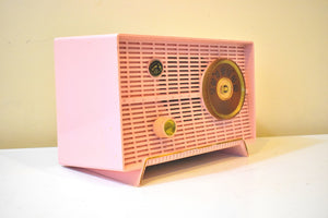 Bluetooth 準備完了 - プレシャス ピンク 1957 RCA モデル 8-X-5F "The Lyons" AM 真空管ラジオ 素晴らしい状態で動作します。