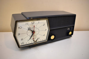 Moderno Grigio RCA Victor 8-C-6J Clock Radio 1959 Vacuum Tube AM Clock Radio Sounds Great! Looks Sleek!