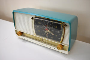 ターコイズとホワイト 1956 RCA Victor 9-C-7LE 真空管 AM クロック ラジオ 動作良好、素晴らしい状態です。