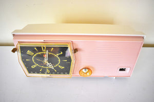パウダー ピンクとホワイト 1959 RCA Victor Model C-2FE 'The Timeflair' 真空管 AM クロック ラジオ 動作良好、素晴らしい状態です。