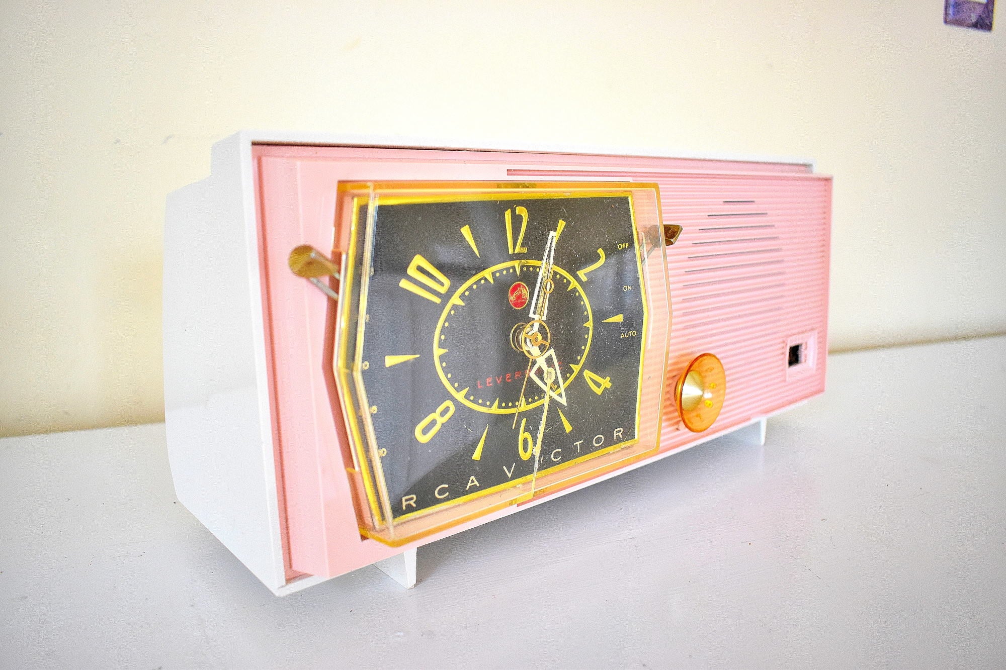 パウダー ピンクとホワイト 1959 RCA Victor Model C-2FE 'The Timeflair' 真空管 AM クロック ラジオ 動作良好、素晴らしい状態です。