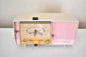 カーネーション ピンクと白 1959 RCA Victor Model C-4FE 真空管 AM クロック ラジオ 美しいデザインと素晴らしいサウンド!