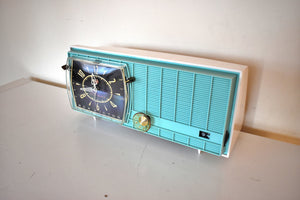アクアマリン ターコイズとホワイト 1960 RCA Victor Model C-2FE "The Timeflair" クロック ラジオのサウンドは素晴らしいです。非常に良い状態！