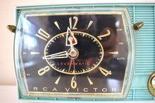 Charger l&#39;image dans la galerie, Aquamarine Turquoise and White 1960 RCA Victor Model C-2FE &quot;The Timeflair&quot; Clock Radio Sounds Great! Excellent Condition!