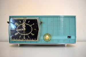 アクアマリン ターコイズとホワイト 1960 RCA Victor Model C-2FE "The Timeflair" クロック ラジオのサウンドは素晴らしいです。非常に良い状態！