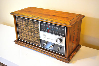 ピーカンハードウッド 1965 RCA Victor Model RGC42S AM/FM ソリッドステートラジオサウンド素晴らしい素晴らしい状態です。