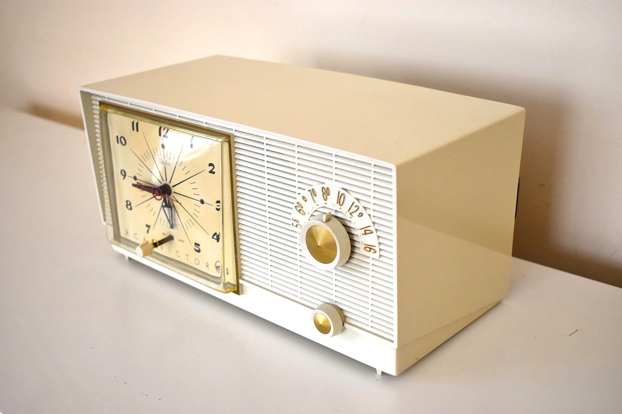 Bluetooth Ready To Go - Linen White Vintage 1956 RCA Victor Model 6-C-5 Vacuum Tube AM Clock Radio Near Mint Condition!