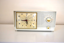 Charger l&#39;image dans la galerie, Bluetooth Ready To Go - Linen White Vintage 1956 RCA Victor Model 6-C-5 Vacuum Tube AM Clock Radio Near Mint Condition!