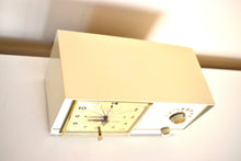 Charger l&#39;image dans la galerie, Bluetooth Ready To Go - Linen White Vintage 1956 RCA Victor Model 6-C-5 Vacuum Tube AM Clock Radio Near Mint Condition!