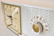 Charger l&#39;image dans la galerie, Bluetooth Ready To Go - Linen White Vintage 1956 RCA Victor Model 6-C-5 Vacuum Tube AM Clock Radio Near Mint Condition!