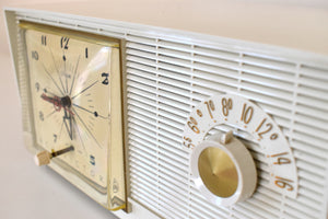 Bluetooth Ready To Go - Linen White Vintage 1956 RCA Victor Model 6-C-5 Vacuum Tube AM Clock Radio Near Mint Condition!