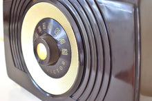 画像をギャラリービューアに読み込む, ウェンジ ブラウン ベークライト 1951 RCA Victor Model X-551 真空管ラジオ 見た目も音も素晴らしい！