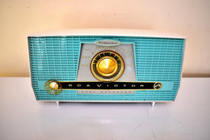 Bluetooth 準備完了 - ターコイズとホワイト 1957 RCA モデル X-4HE 真空管 AM ラジオは素晴らしいデュアル スピーカー サウンドで動作します。