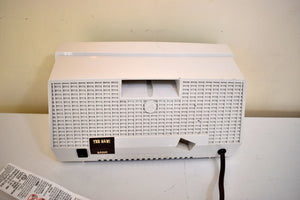 Bluetooth 準備完了 - ターコイズとホワイト 1957 RCA モデル X-4HE 真空管 AM ラジオは素晴らしいデュアル スピーカー サウンドで動作します。