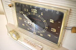 Cielo 青と白 1962 RCA Victor Model 1-RD-65 AM 真空管目覚まし時計ラジオのサウンドは素晴らしいです。見た目もスマート！