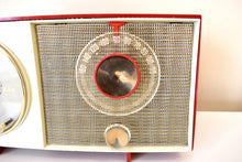 画像をギャラリービューアに読み込む, Bluetooth 準備完了 - コルベット 赤と白 1959 ゼネラル エレクトリック GE 真空管 AM クロック ラジオ サウンドも見た目も素晴らしい。