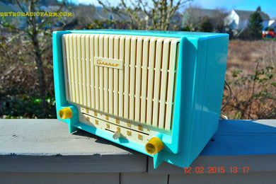 売れました！ - 2015 年 2 月 23 日 - 素敵なセルリアン ターコイズ レトロ ジェットソンズ 1955 グランコ モデル 730A AM/FM 真空管ラジオが動作します。