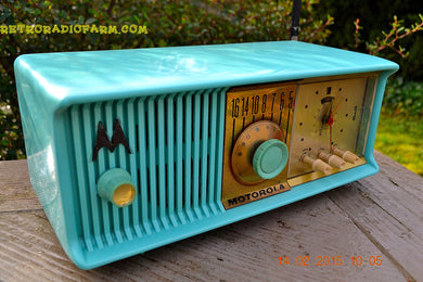 売れました！ - 2016 年 2 月 21 日 - ビビッド ターコイズ レトロ ジェットソンズ 1957 モトローラ 57CC 真空管 AM クロック ラジオが完全に復元されました。