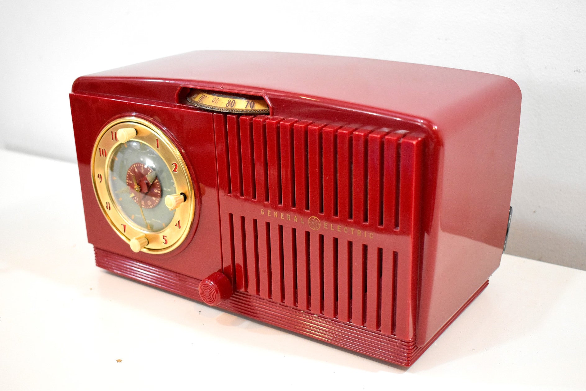 Bluetooth Ready To Go - Cranberry Red 1951 General Electric Model 517 Vacuum Tube AM Radio Sounds Great! Looks Great!