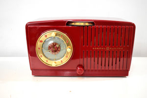 Bluetooth 対応 - クランベリー レッド 1951 ゼネラル エレクトリック モデル 517 真空管 AM ラジオのサウンドは素晴らしいです。素晴らしく見える！