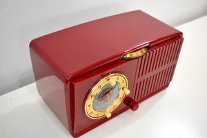 Bluetooth 対応 - クランベリー レッド 1951 ゼネラル エレクトリック モデル 517 真空管 AM ラジオのサウンドは素晴らしいです。素晴らしく見える！