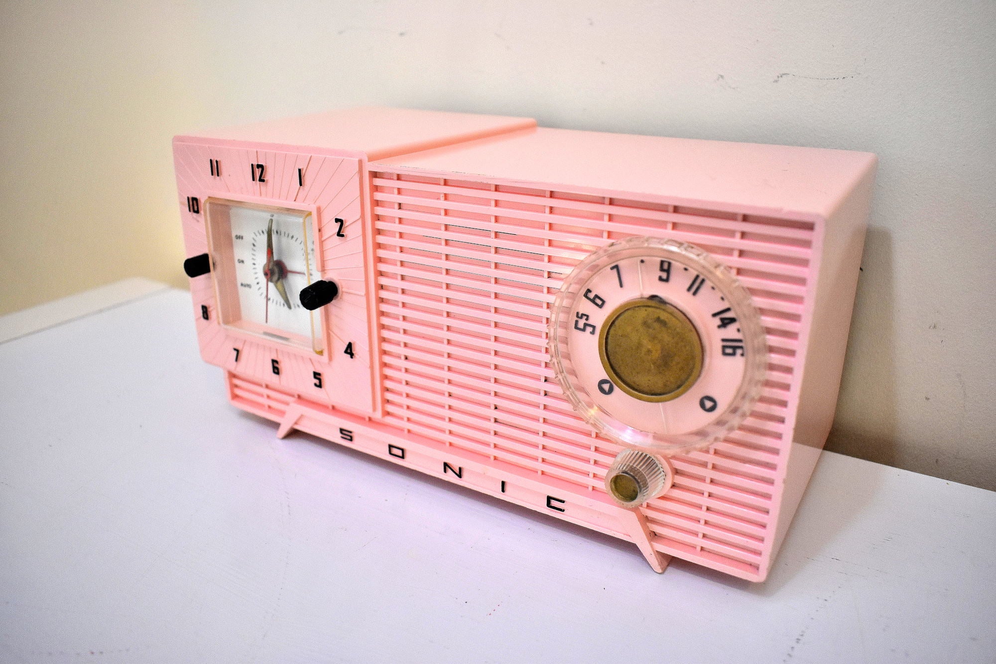 Pretty in Pink 1959 Sonic Model 5C1 Vacuum Tube AM Clock Radio Excellent Condition! Rare Manufacturer and Model!