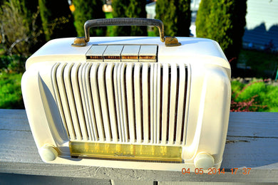 売れました！ - 2014 年 4 月 7 日 - 美しい戦後工業用ベークライト 1947 シルバートーン 6012 真空管ラジオは動作します。