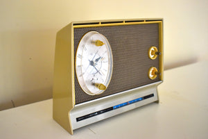 Tech Age Beige 1965 Silvertone Model 132.4901 Solid State AM Clock Radio Instant Sound! Very Futuristic Looking Design!