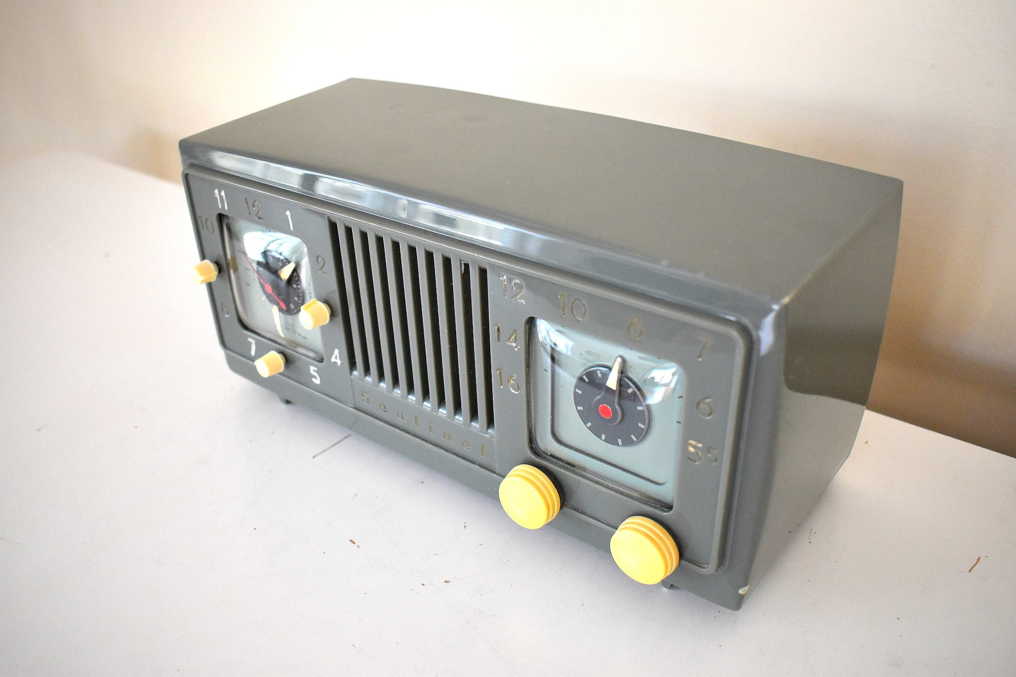 Olive Green 1953 Sentinel Model 1U346 Vacuum Tube AM Clock Radio So Sweet! Rare! Sounds Fantastic!