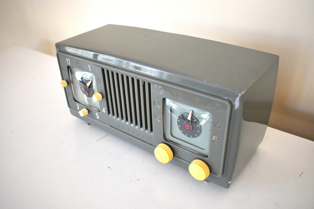 Olive Green 1953 Sentinel Model 1U346 Vacuum Tube AM Clock Radio So ...