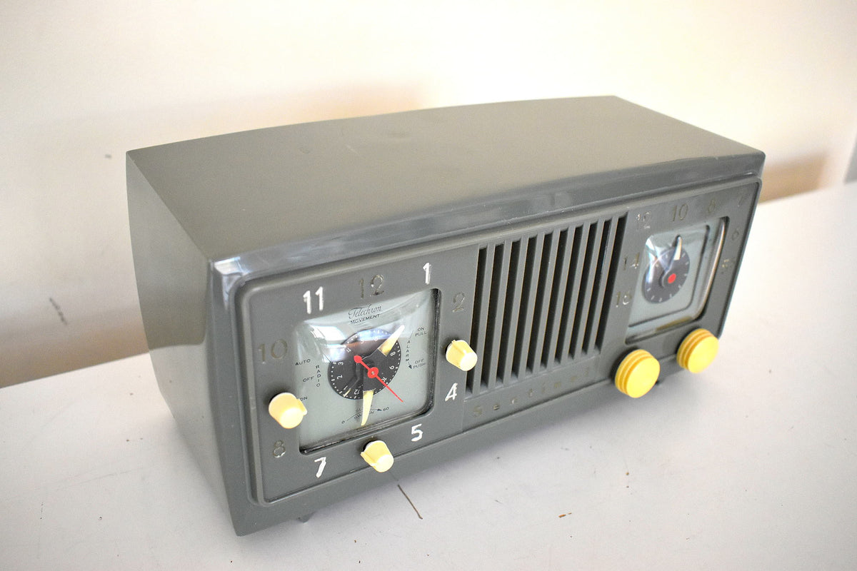Olive Green 1953 Sentinel Model 1U346 Vacuum Tube AM Clock Radio So ...