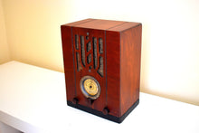 Charger l&#39;image dans la galerie, Wood Tombstone 1936 Sentinel Model Unknown AM Shortwave Vacuum Tube Radio Excellent Condition!
