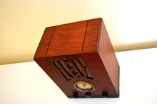 Charger l&#39;image dans la galerie, Wood Tombstone 1936 Sentinel Model Unknown AM Shortwave Vacuum Tube Radio Excellent Condition!