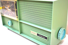 画像をギャラリービューアに読み込む, シーグリーン シルバートーン 1966 モデル 6032 AM 真空管クロックラジオのサウンドは素晴らしいです。とても珍しいカラーです！