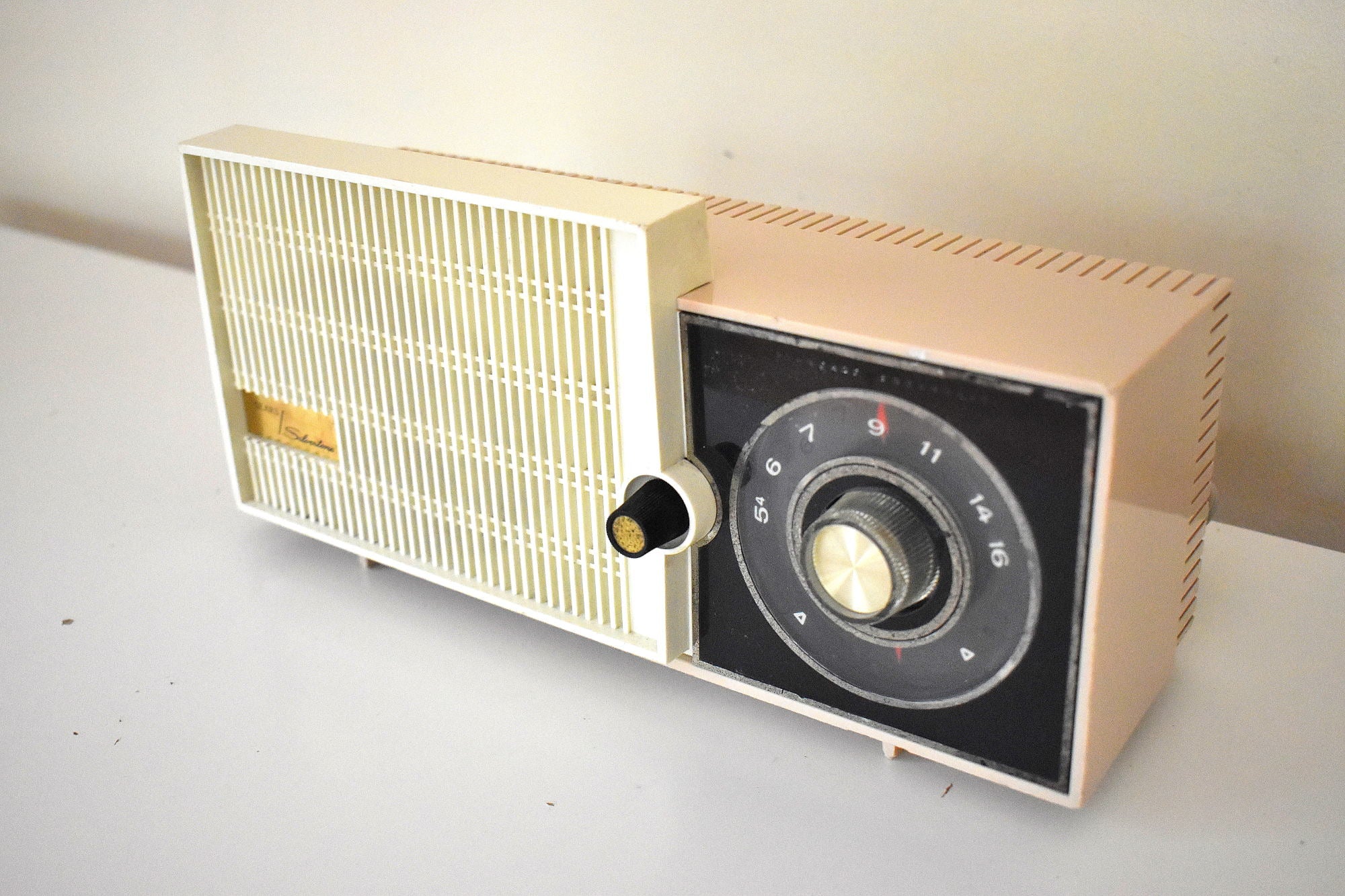 サンディベージュ アイボリー 1964 シルバートーン ミッドセンチュリー真空管 AM ラジオのサウンドは素晴らしいです。