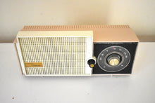 Charger l&#39;image dans la galerie, Sandy Beige Ivory 1964 Silvertone Mid Century Vacuum Tube AM Radio Sounds Great!