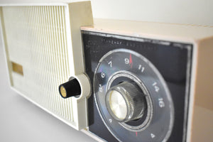 サンディベージュ アイボリー 1964 シルバートーン ミッドセンチュリー真空管 AM ラジオのサウンドは素晴らしいです。