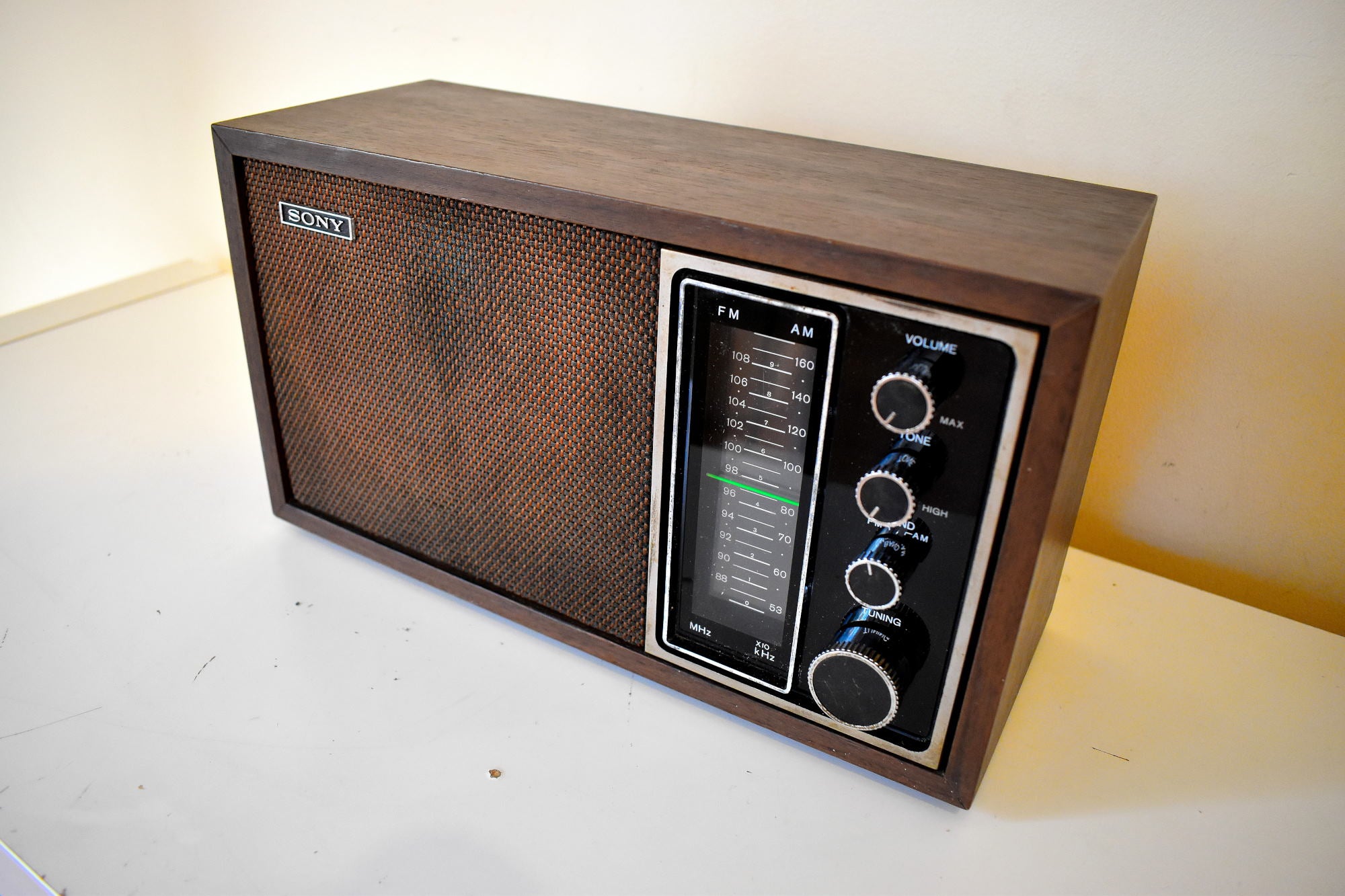 ソニーだけ！ 1975 ～ 1977 年 Sony モデル TFM-9440W AM/FM ソリッドステート トランジスタ ラジオのサウンドは素晴らしいです。