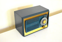 Charger l&#39;image dans la galerie, Bluetooth Ready To Go - Sherwood Green Jet Age 1951 Sylvania Model 512GR AM Vacuum Tube Radio Excellent Condition Loud as a Banshee!