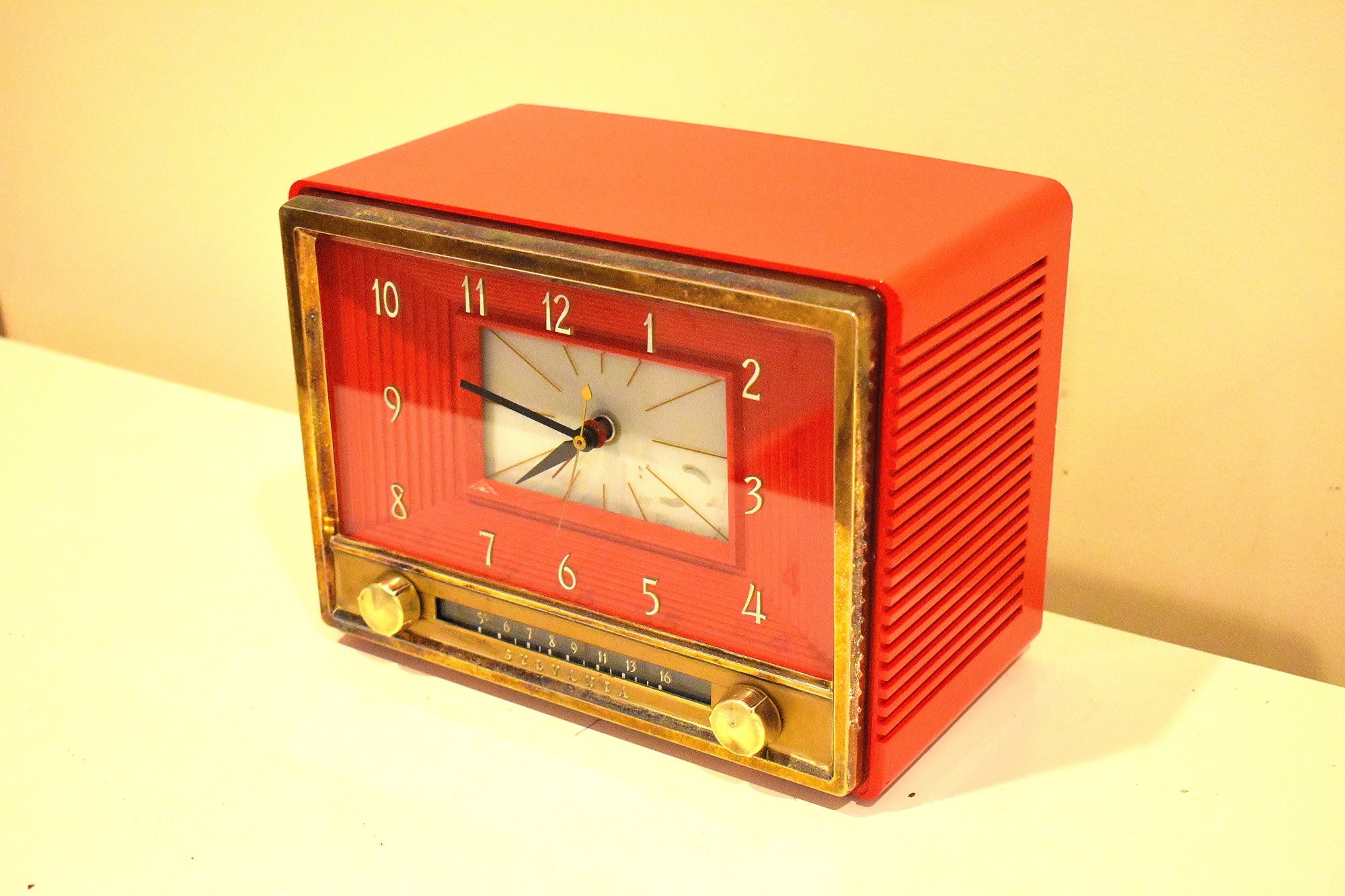 ドラグーンレッド 1953 シルバニア モデル 543 真空管 AM 時計ラジオ レアカラー しっかりとした品質の構造!