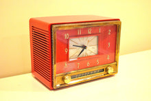 Charger l&#39;image dans la galerie, Dragoon Red 1953 Sylvania Model 543 Vacuum Tube AM Clock Radio Rare Color Solid Quality Construction!