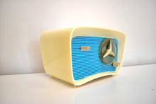 Charger l&#39;image dans la galerie, Turquoise and White 1959 Trav-ler Model T-202 AM Vacuum Tube Radio So Cute! Sounds Wonderful!