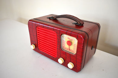 Crimson Red Snakeskin 1948 Travler Model 5028-A Portable AM Vacuum Tube Radio Mint Condition and Works!