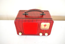 Charger l&#39;image dans la galerie, Crimson Red Snakeskin 1948 Travler Model 5028-A Portable AM Vacuum Tube Radio Mint Condition and Works!
